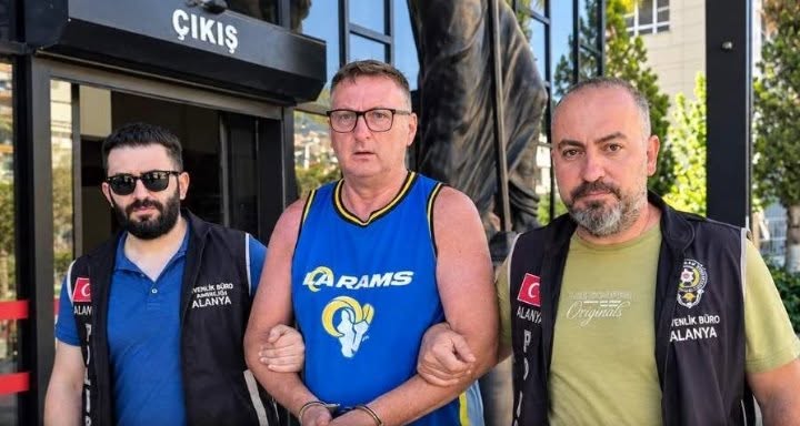 Alanya’da Türk bayrağına tüküren İngiliz turist tutuklandı...