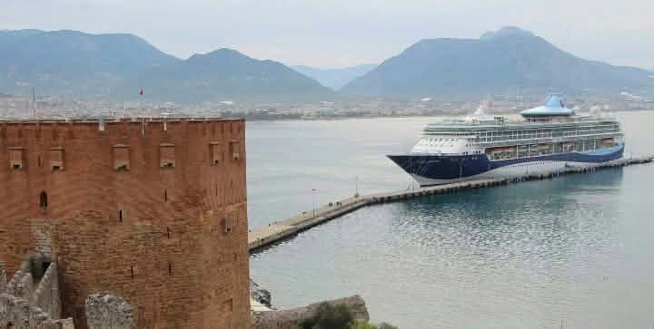 2500 turist denizden geldi...