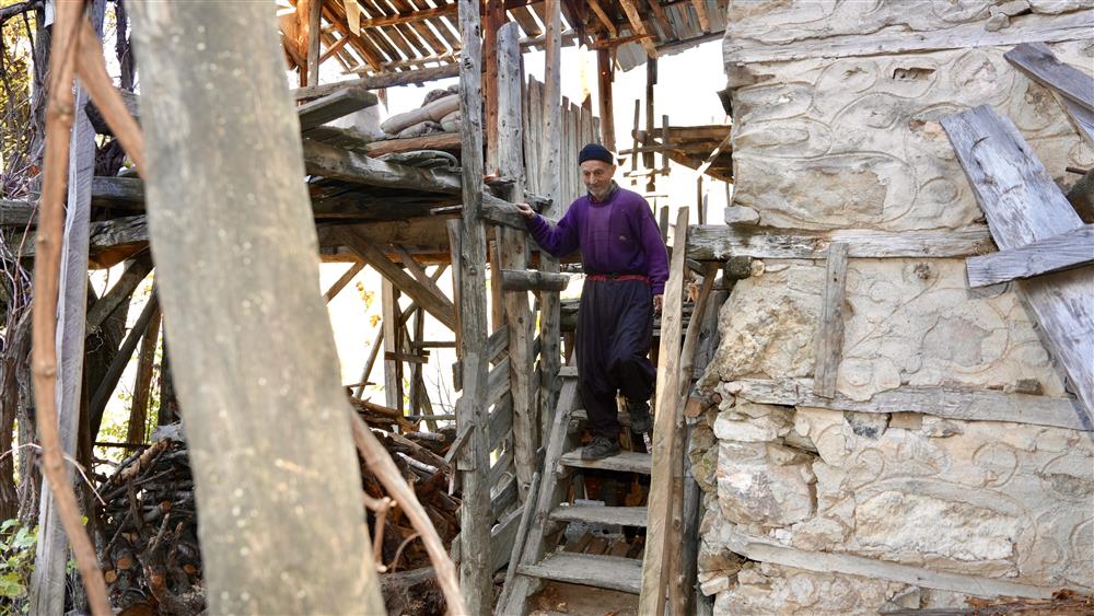 ALANYA BELEDİYESİ VE HAYIRSEVERLERDEN HASAN AMCAYA KONTEYNER EV DESTEĞİ...