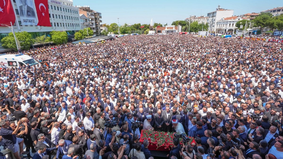 Meydanlara sığmadılar! On binlerce kişi Ferdi Zeyrek'i uğurladı...