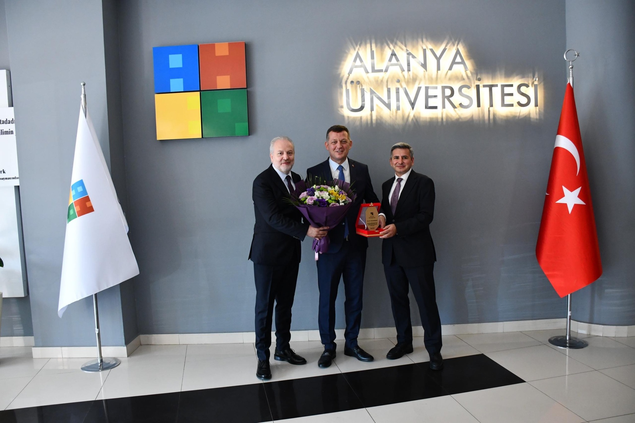 Kaymakam Ürkmezer’e Alanya’ya hizmetlerinden dolayı teşekkür plaketi...