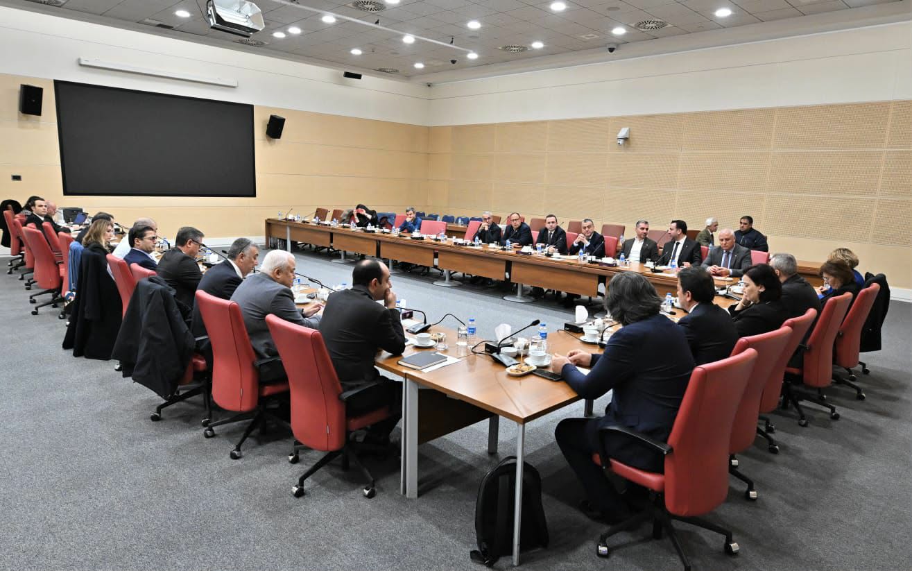 ERDEM İŞİN PEŞİNİ BIRAKMIYOR...