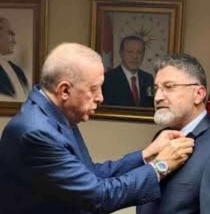 Antalya Serik Belediye Başkanı resmen AK Partili: Rozetini Erdoğan taktı...