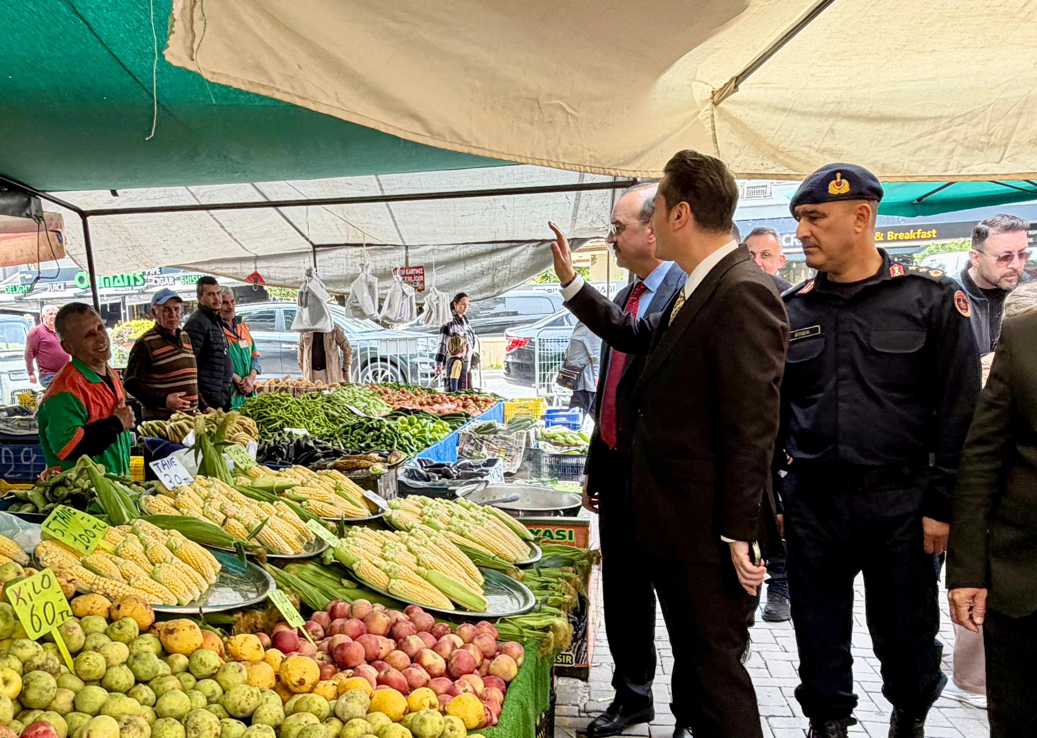 SÜPER KAYMAKAM HALK PAZARINDA...