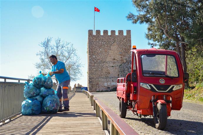 ALANYA BELEDİYESİ BAYRAM BOYUNCA 5 TONA YAKIN ATIK TOPLADI...
