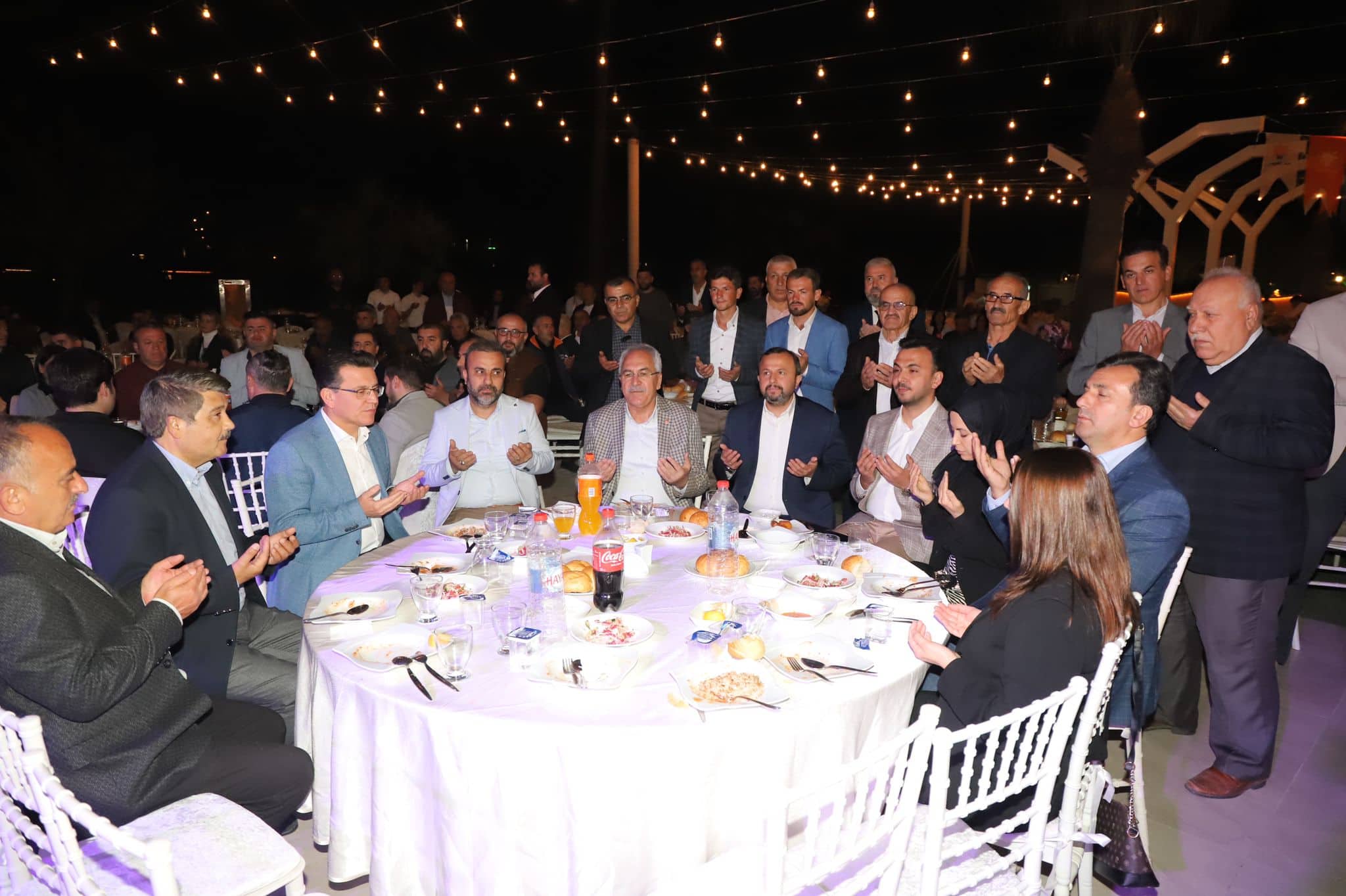 AK PARTİ İFTARINDAmahşeri kalabalık 2 b0794