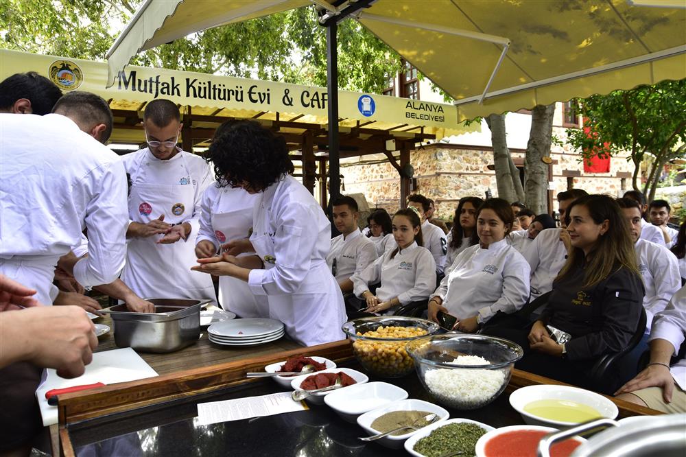 ALKÜ ÖĞRENCİLERİ 2 ce6b1