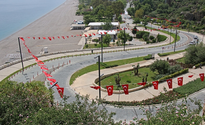 ANTALYA ALBAYRAKLA SÜSLENDİ 3 antalya al bayraklarla suslendi h45673 9d06d 5083c