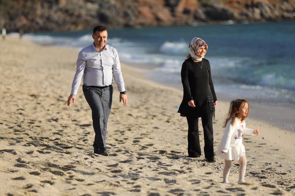 BAŞKAN EŞİ İLE SAHİLDE75650543 2461669217214607 1323140782353285120 n bc405