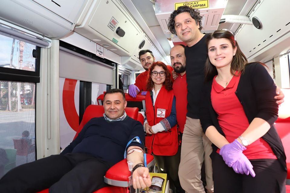 BELEDİYEDEN ELAZIĞA YARDIM BAŞKAN KAN VERİRKEN484382d5 b166 4232 872d 8babfc3b0de9 beddb