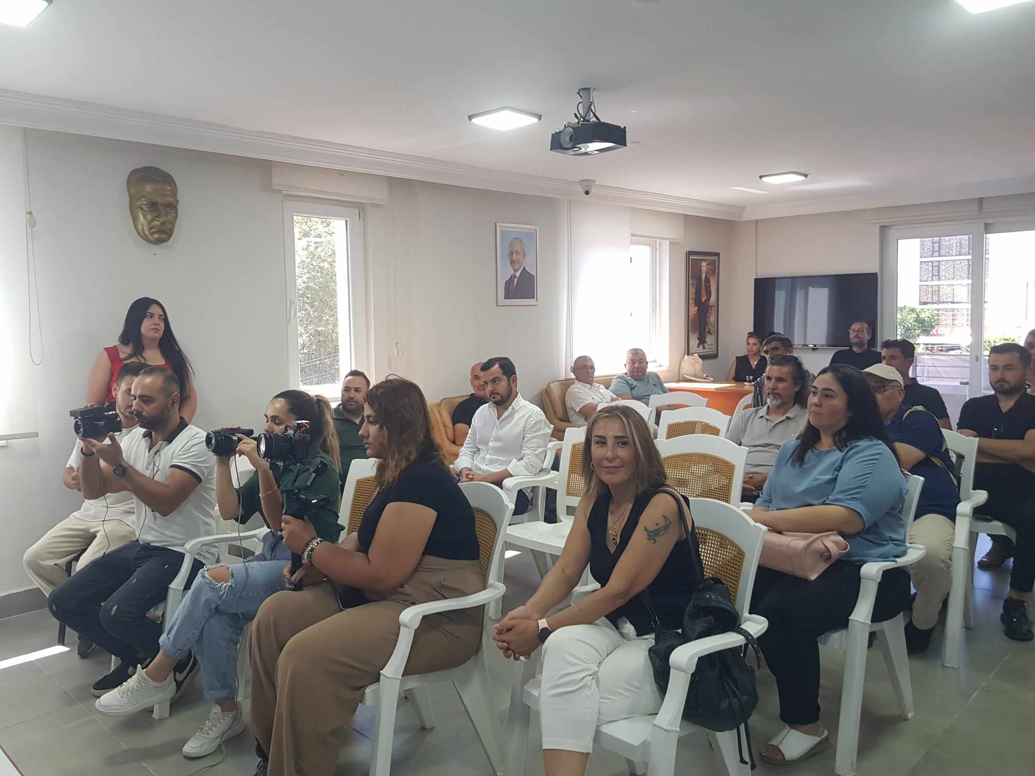 CHP ALANYADA ÖRNEK BASIN TOPLANTISI 5jpg f8fad