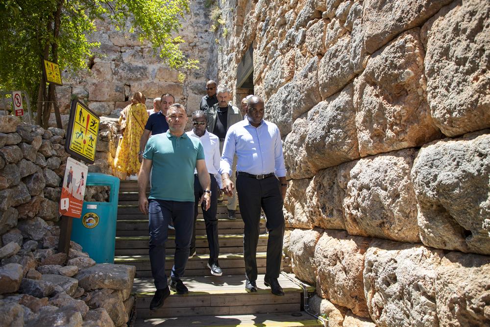 DOMİNİK BAŞBAKANI 2 64b2d