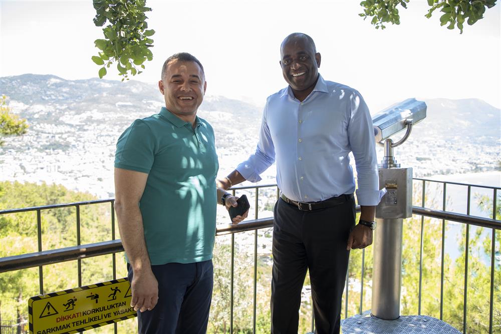 DOMİNİK BAŞBAKANI 4 1f000