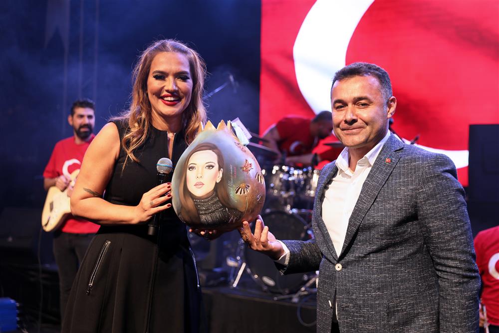 Demet AKALIN konseri 11 sukabağı bae67