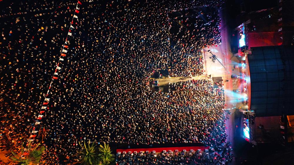 Demet AKALIN konseri 6 07049