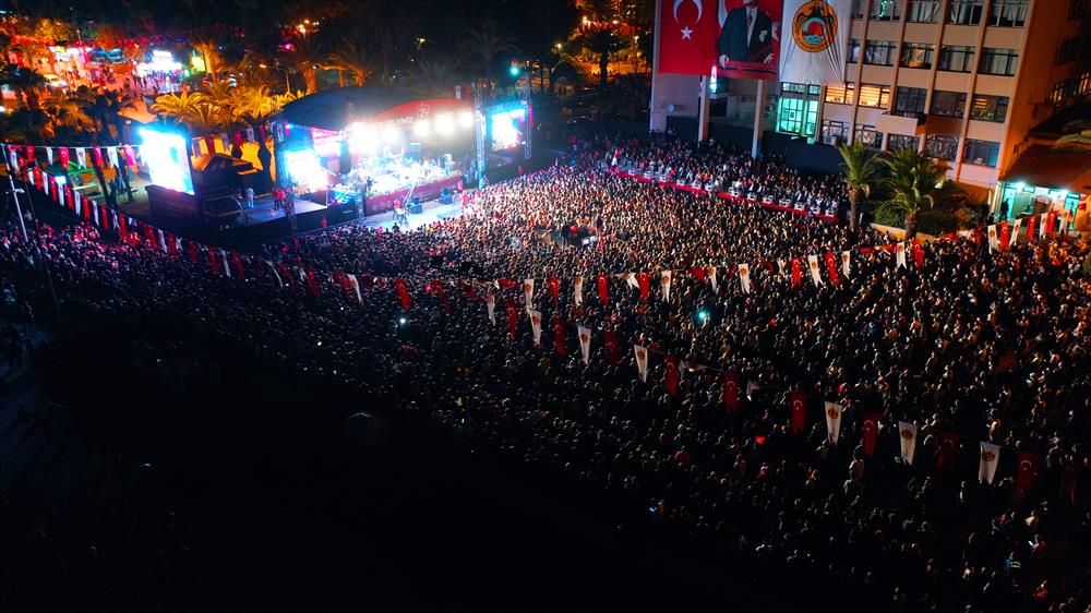 Demet AKALIN konseri 7 e5b7a