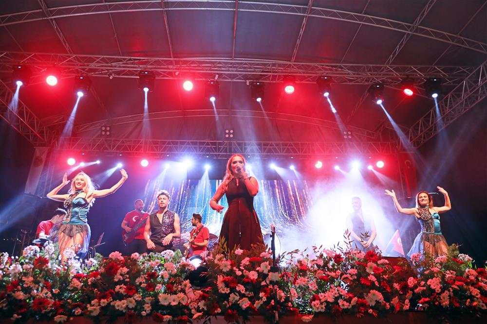 Demet AKALIN konseri 9 a4e96