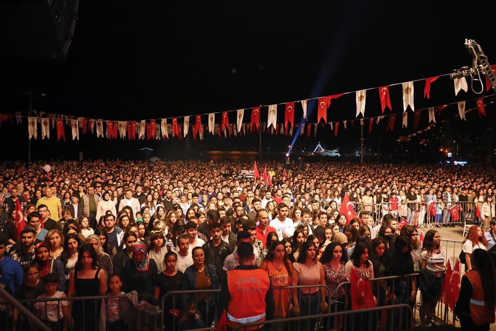 ECE SEÇKİN KONSERİ 4 d3c14