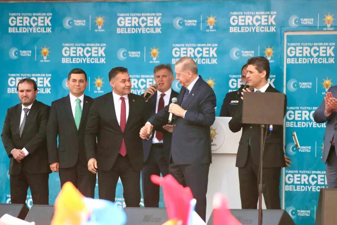 ERDOĞAN YÜCELİN ELİNİ KALDIRDI 5 ERDOĞAN VE YÜCELgif e3f29