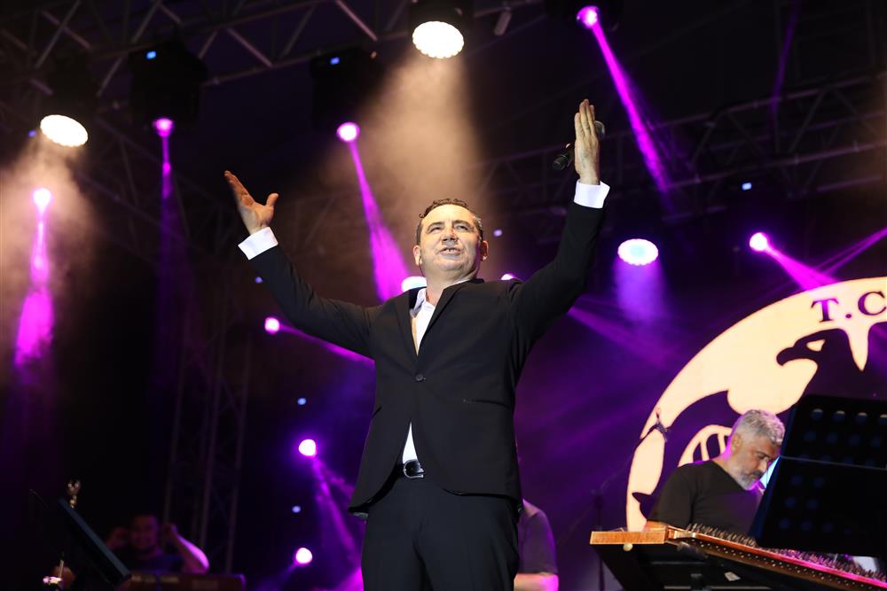 FERHAT GÖÇER KONSERİ 5 1e6d4