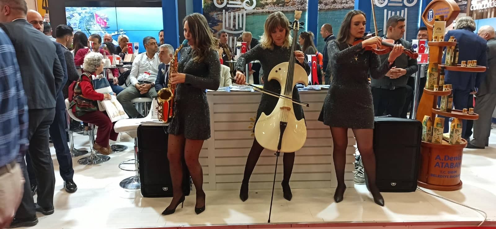 FUARDA İKİNCİ GÜN MÜZİSYENLER83311892 208775890253425 2746880268693405696 n 422f2