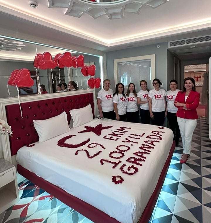 GRANADA ALBAYRAKLA SÜSLENDİ 5 dd2af