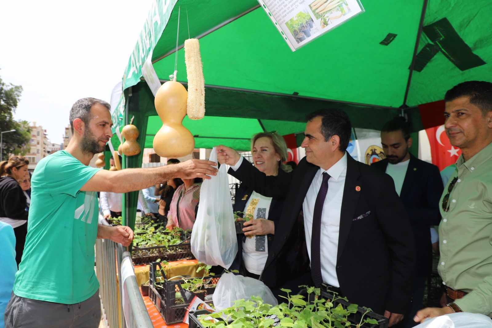 ÜCRETSİZ SU VE LİF KABAĞI DAĞITIMI YAPILDI...