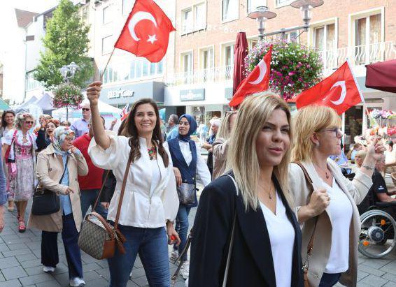 KONUK OLDULAR 2 215a0