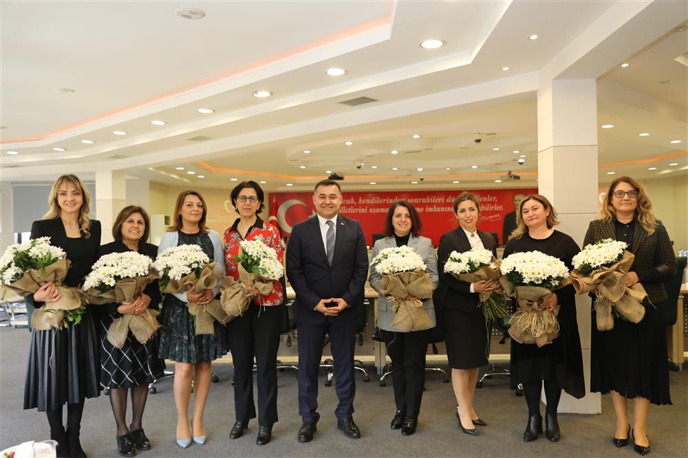 MART AYI MECLİSİ BELEDİYE ÇALIŞANLARINA ÇİÇEK853697728967147200 75dc6