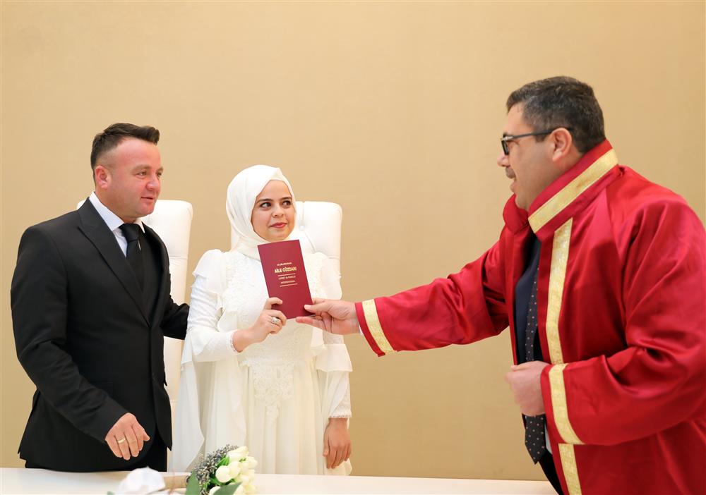 NİKAH 4 519189760949034112 04957