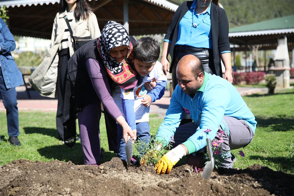 OTİZMLİLERLE ÇİÇEK EKİMİ 2 0fe4f