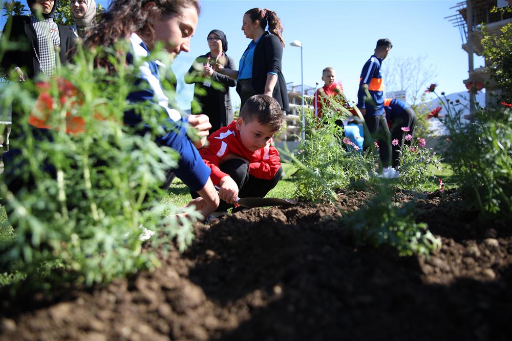 OTİZMLİLERLE ÇİÇEK EKİMİ 3jpg 15c87