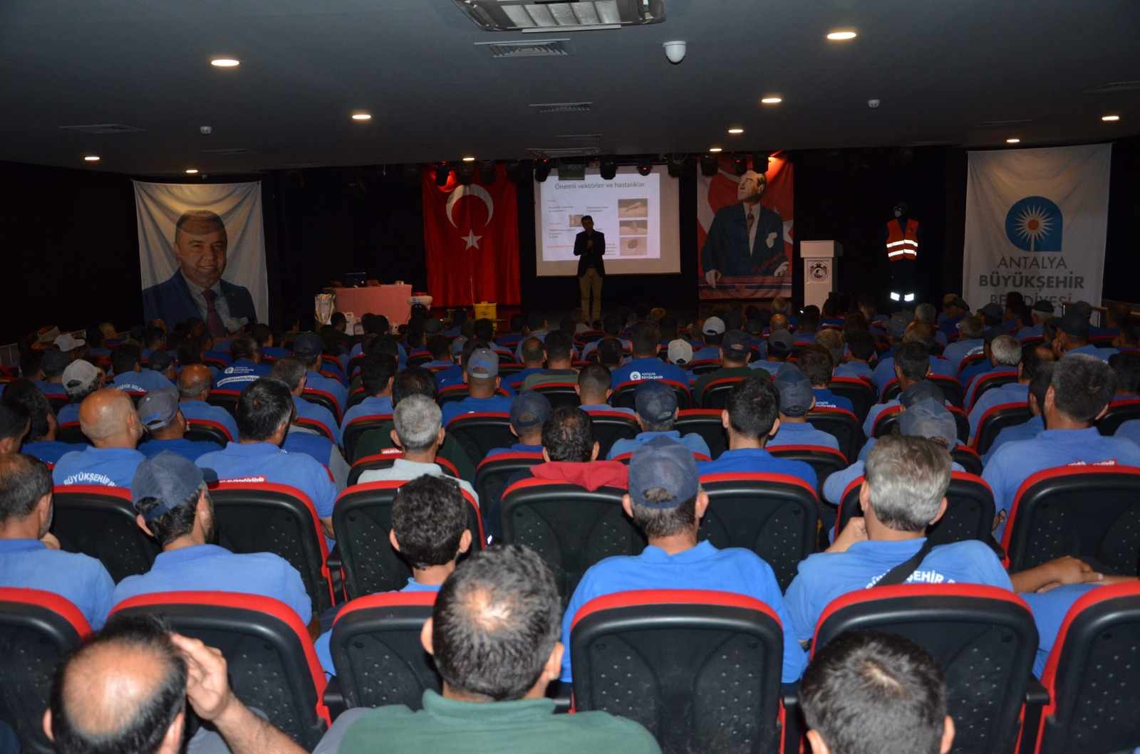 Alanya’da sinekle mücadele yoğun bir şekilde sürdürülüyor...