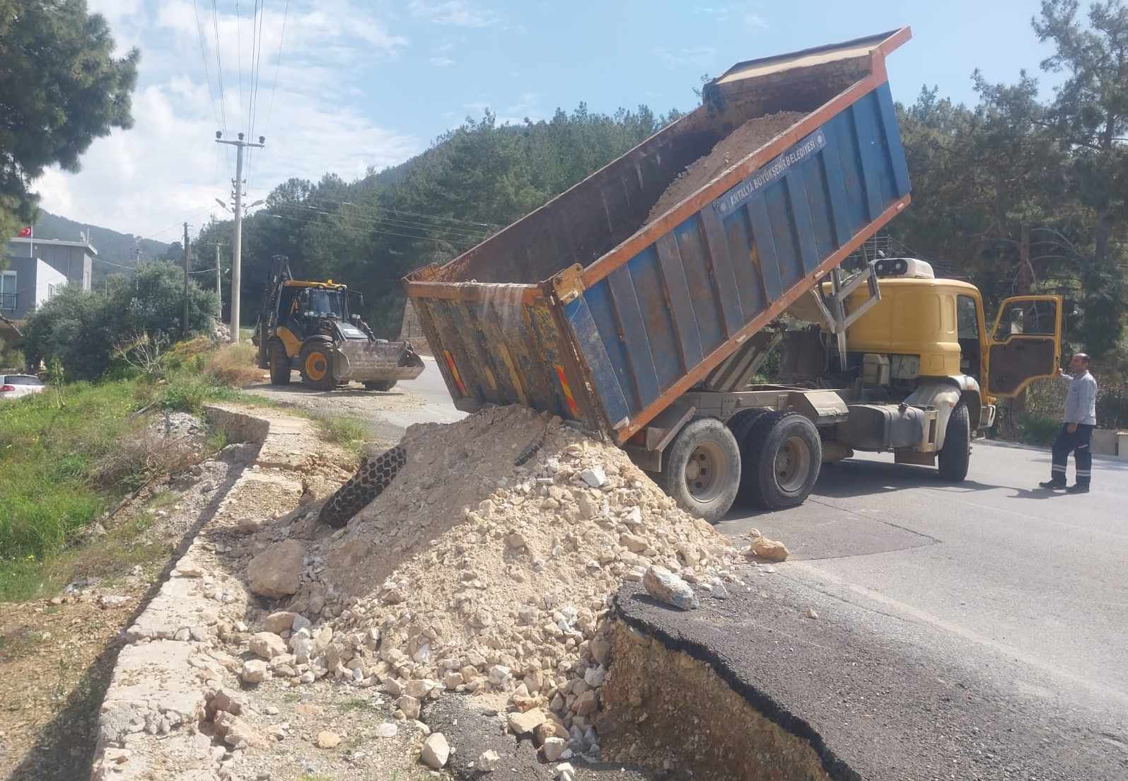 Alanya’da mahalle yollarına bakım onarım...