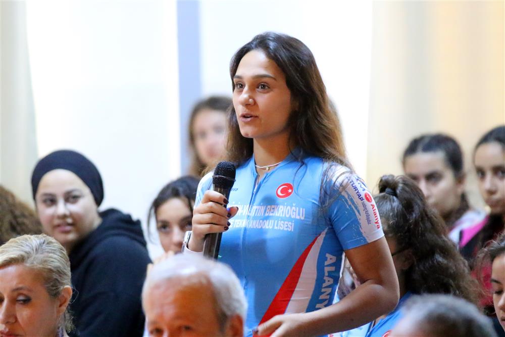 YÜCEL VE ÖĞRENCİLER 3 637fe