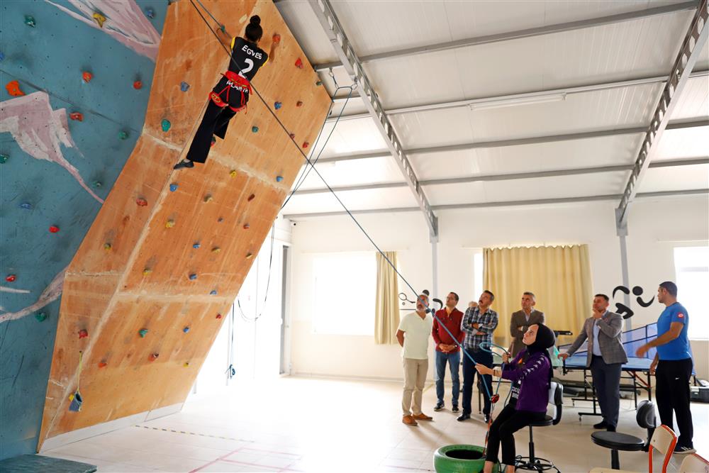 YÜCEL VE ÖĞRENCİLER 6 01571