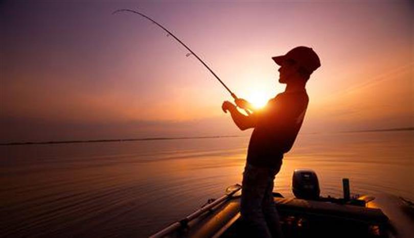 amatör balıkçılık 1 31353486 young man fishing on wide river from the boat at sunset 600f5