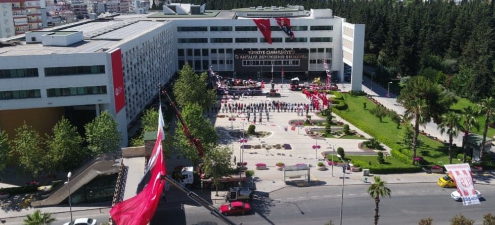 atanın huzuruna böcek çelenk koydu 1 3a3c2