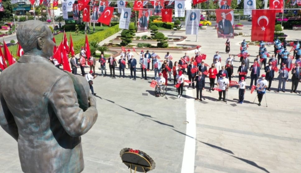 atanın huzuruna böcek çelenk koydu 2 7e03a