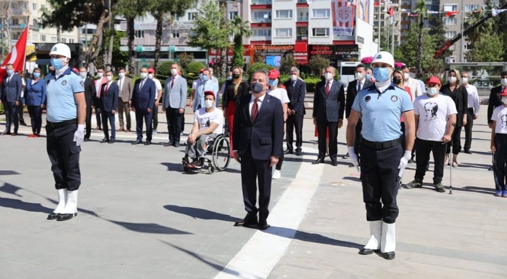 atanın huzuruna böcek çelenk koydu 3 03167