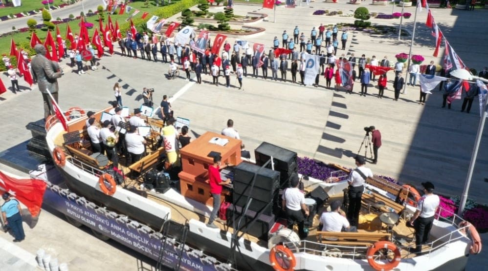 atanın huzuruna böcek çelenk koydu 4 30195
