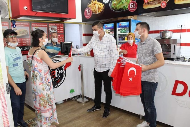 başkan türkdoğan bayrak dağıtıı 3 97645418 556412971979394 6387849892349345792 n c6f5e