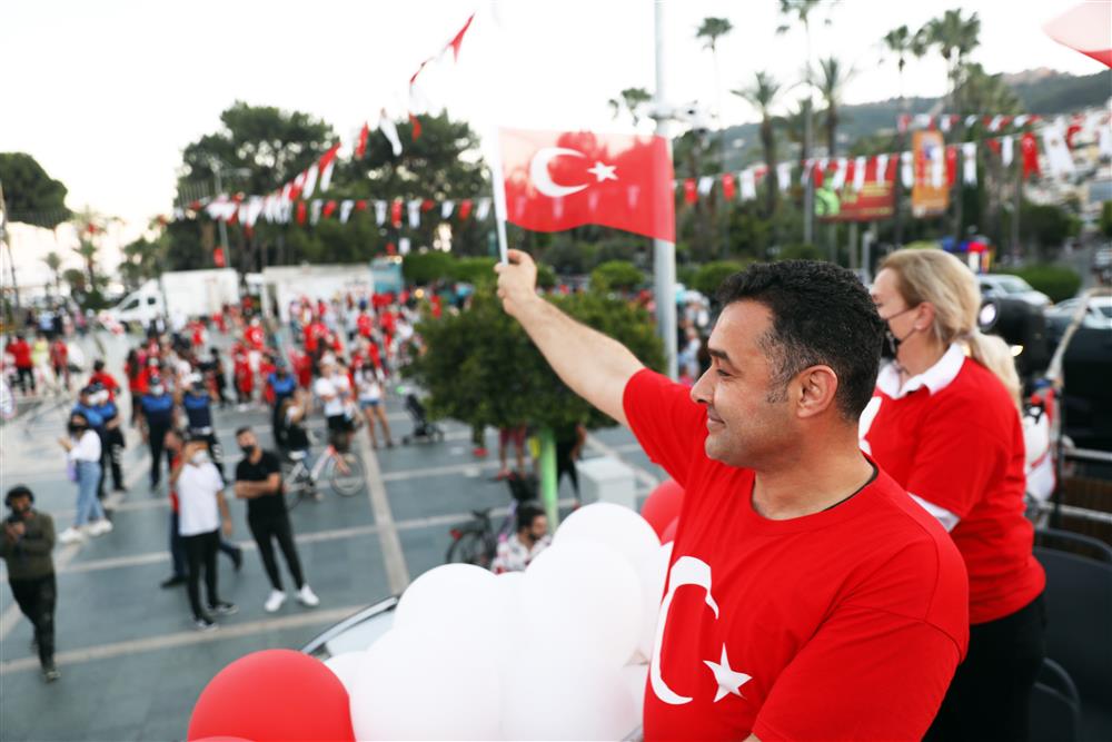 başkan yücel ve 19 mayıs korteji 4 nurhan ile araçta bd383