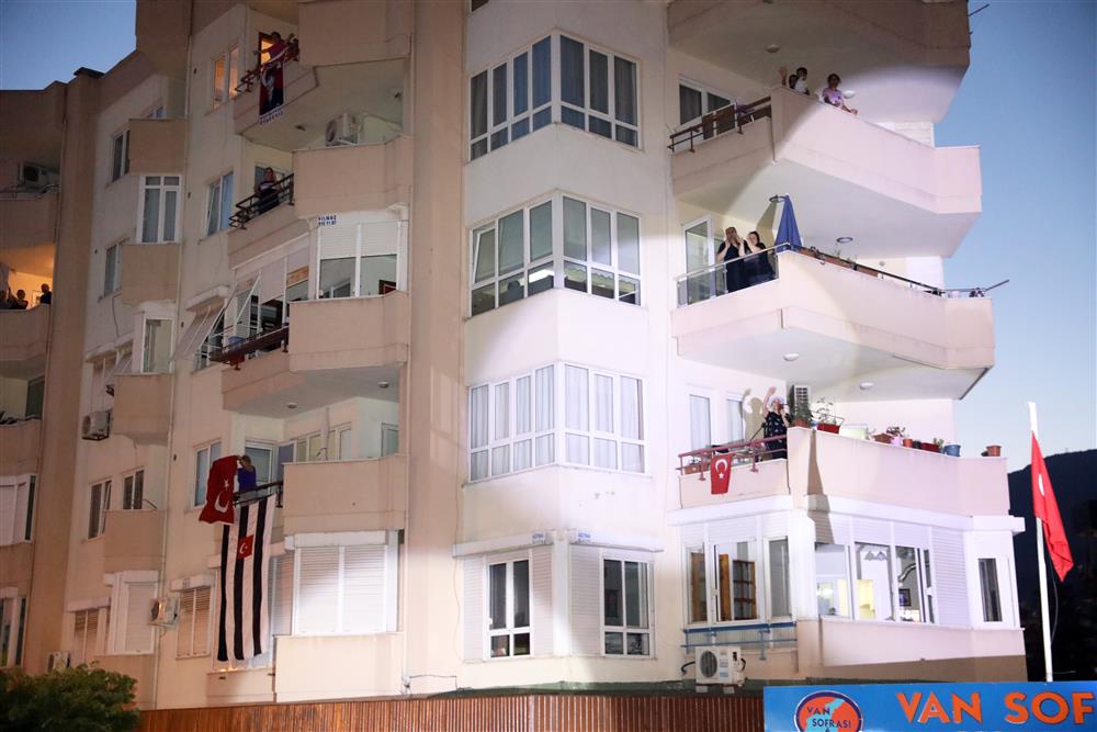 başkan yücel ve 19 mayıs korteji 5 balkonlarda 286c8