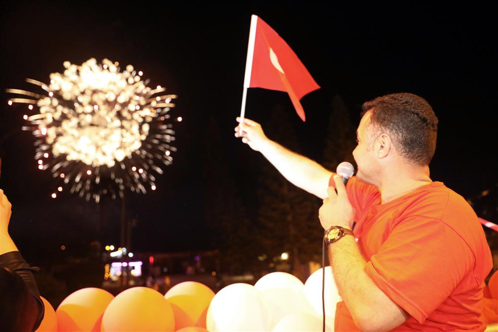 başkan yücel ve 19 mayıs korteji 8 havai fişek ve başkan 8d9d1