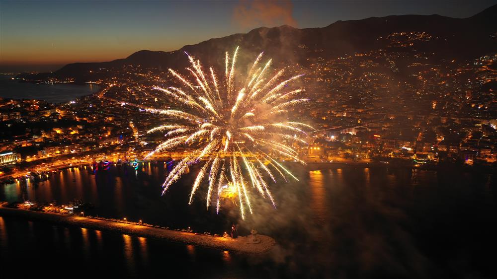 başkan yücel ve 19 mayıs korteji HAVAİİ FİŞEK 0e30f