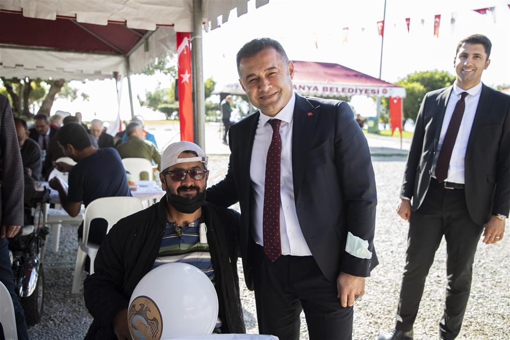 başkan yücel ve engelliler kahvaltısı 2 3b911