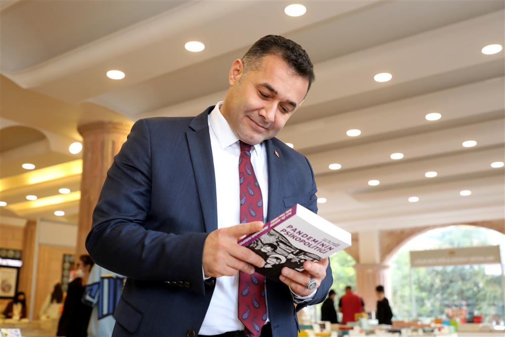 başkan yücel ve yazar 7 1feb5