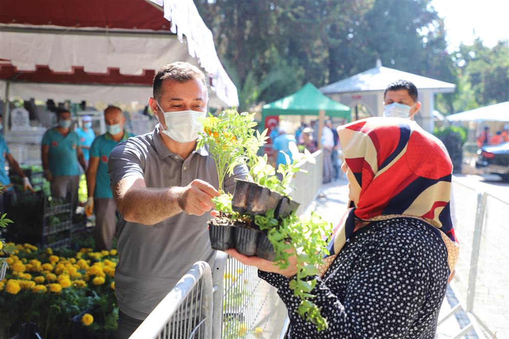 başkan yücel şehitlikte 4 007c2