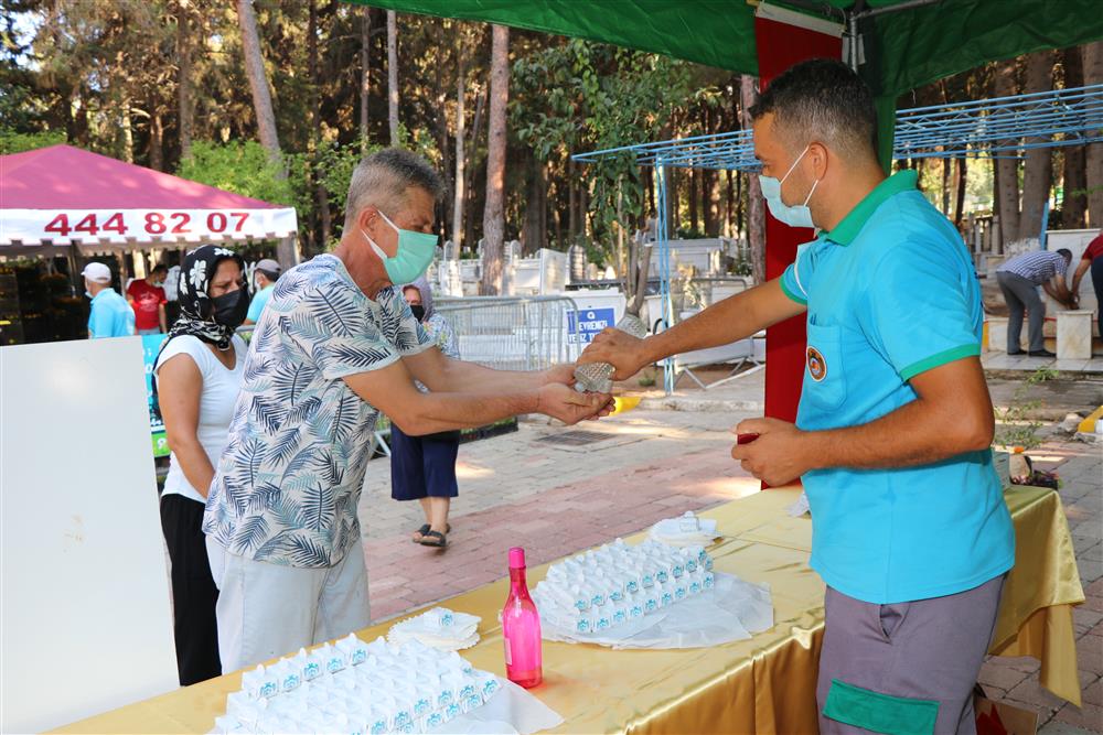 başkan yücel şehitlikte 7gülsuyu 9289a